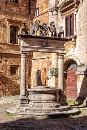Montepulciano - Pozzo dei Grifi e dei Leoni