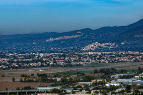 Panoramica su Spello e Assisi e le pendici del Subasio