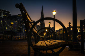 Sonnenuntergang am hölzernen Pier 7 mit Blick auf die Transamerica Pyramid in San Francisco.