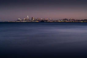 Die erleuchtete Skyline von San Francisco bei Abenddämmerung von Sausalito aus fotografiert.