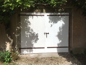 Portes de garage à lames sapin du nord avec un ancien verrou à vervelle posé sur gond et penture 