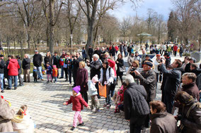 viele Personen vor der Wandelhalle