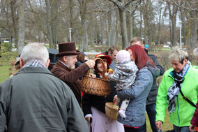 Kind greift in Korb mit Ostereiern