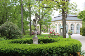 Wandelhalle im Hintergrund