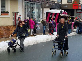 zwei alte Frauen mit Rollator