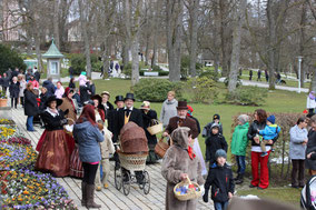 viele Menschen mit Kindern