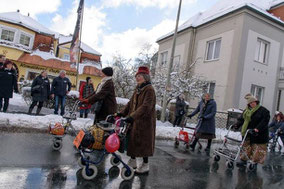 Frauen mit Rollator