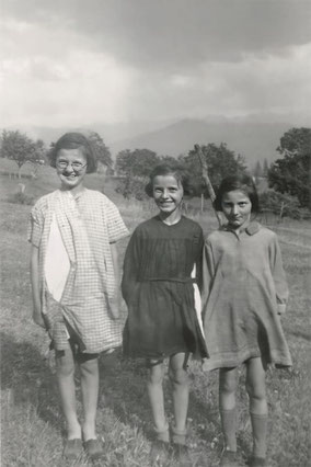 Photo ancienne restaurée de trois soeurs en noir et blanc