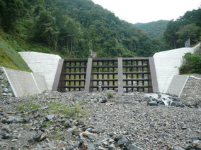 透過型砂防堰堤の写真