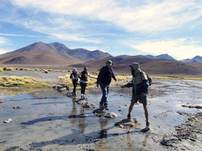 Image de 4 cordialistes traversant un cours d'eau les uns derrières les autres.