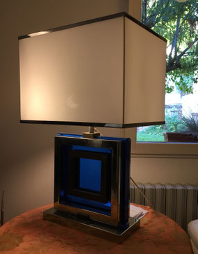 Abat-jour moderne carré ivoire certi argent sur une lampe moderne carrée céramique bleue nuit