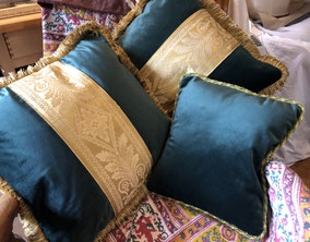 Coussins tissu damas bleu nuit incrustation au milieu tissu dore et bordé de galon assortis bleu et or