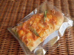 エビとトマトクリームのピザ