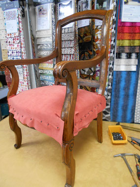 recouvrement en tissu d'un fauteuil ancien