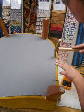tapissier posant la toile de fond sur un fauteuil