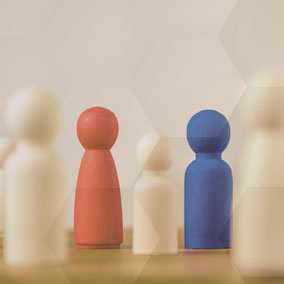 Bunte Wegweiser-Pfeile – Klarheit, Entscheidungsfindung und Orientierung durch Coaching & Mentoring bei Systempunkt in Potsdam