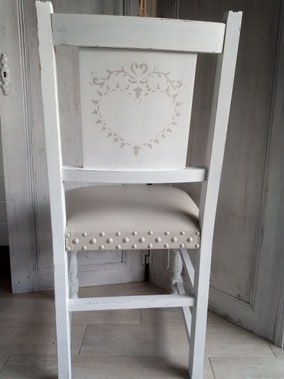 relooking de meuble le mans sarthe chaise ancienne blanc patine beige pochoir coeur assise cuir