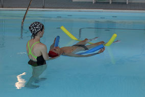 Physiotherapie im Schwimmbecken