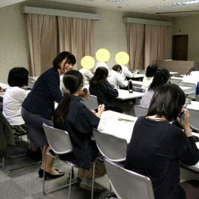 笑顔,効果,人気,研修,セミナー,おすすめ,評判が良い,明るい,職場,表情筋,コミュニケーション,満足度,向上,心理的安全性,働きがい,人材教育,企業向け,感情コントロール,伝えかた,表現力,チームビルディング,エンゲージメント,健康経営,顧客満足度,生産性,接客マナー,ハラスメント防止,定着率,人材確保,感謝,ストレス軽減,企業イメージ,幸福度,魅力,講師,表情筋トレーニング,話す,話し方,睡眠,ミス防止,聴く,パフォーマンス,モチベーション,ウェルビーイング,愛知,名古屋市,岐阜,三重,東京企業研修