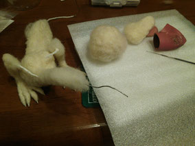 体の方も作っていきます~。まだ手と胴はつながってません