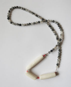 Steinkette aus Turmalin/Bergkristall mit drei Keramikelementen in Weißtönen und roten Poundbeads