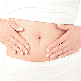 Frau hält die Hände an den Bauch unterhalb des Bauchnabels