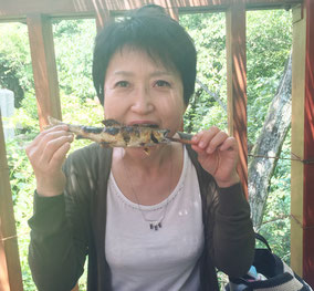 鮎の塩焼きにかぶりつく私