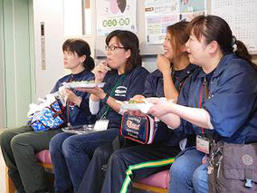 分担してお昼を食べている母達。富津で購入したお弁当を食べていたら施設の方がとてもおいしそうね。と。