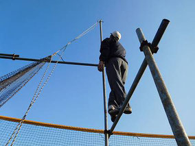 ライトのフェンスに作られているネット。試合時に必ず張るのですが、ロープが絡まり大ピンチ。秋山父がするすると登って直してくれました。