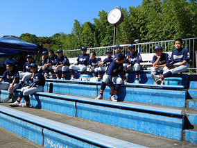 開会式の後、一回戦が行われました。横浜南の選手はそれを観戦しました。