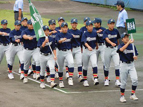 堂々とした行進を見せたくれた横浜南の選手たち。写真では一人横向いていますが、たまたまです。たまたま。