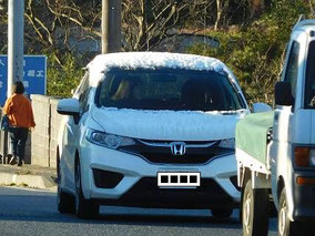 今日も霜が降りていなく、安心しきっていたら、前から雪が積もった車が…。思わずパチリ。
