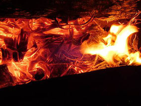 今日一の言葉、「焚火クラブ」。富津グランドにて焚火の番をする集団のことです。