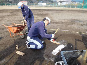 コーチ陣が周辺の穴を埋めた土を固めました。