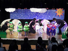 江別市にあるわくわく中央保育園のクリスマス発表会の写真です