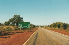 Entfernungsschild am Highway