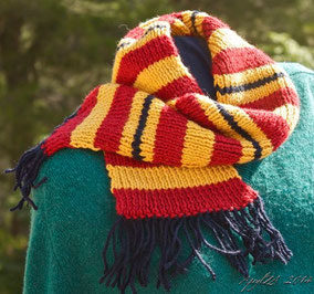 Item 0149: Vintage-Style Schoolchild's 100% machine-washable Wool Scarf 25€