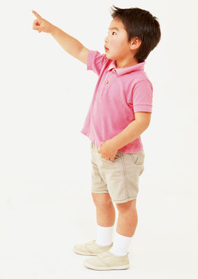 男の子が遠くを指で差している画像
