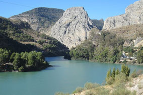 Outdoor Paradies El Chorro mit Stausee und Bergen in Andalusien