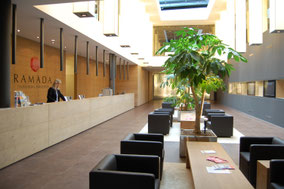 Stoffschirm-Pendelleuchte, Lichtwand