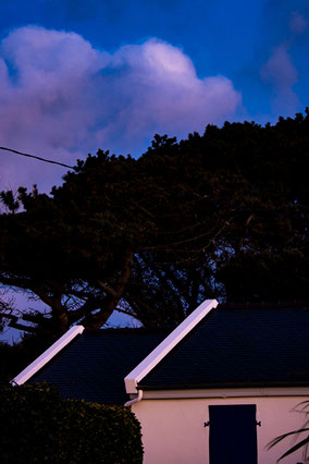 Plouguerneau maisons ciel bleu crépuscule minimaliste
