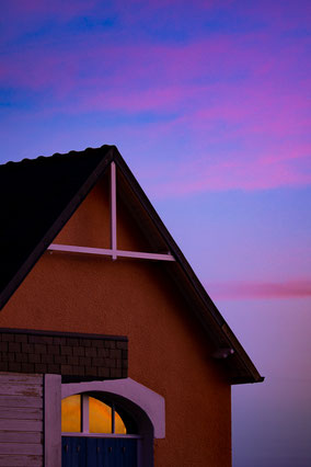 Plouguerneau maisons ciel bleu crépuscule minimaliste bleu rose violet pink sky clouds