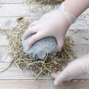 Taking the DIY hay concrete Easter nest by PASiNGA tutorials of the balloon