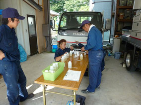 絶縁油酸化度測定試験中