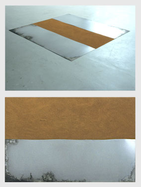 Zonder titel 170x180x0,2cm pigment en metaalplaten op vloer (onderste afb. bovenaanzicht, een deel van het werk). Eindexamen expositie kunstacademie St. Joost Breda 1987. Zie ook '1986-2024 Pigmentobjecten/schilderijen. Abstract'.