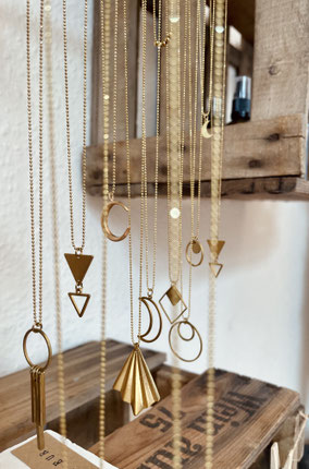 Ein tolles Geschenk für Damen: Lange Halskette mit Jaspis Edelstein Anhänger und böhmischen Glasperlen. In hochwertiger, detailverliebter Handarbeit gefertigt vom kleinen Schmuck-Label Majuki