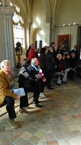 Après la visite de la cathédrale et la balade dans le jardin, quelques héros sont fatigués mais ils écoutent sagement les explications du guide dans le musée Bossuet