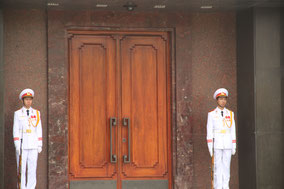 Le mausolée d'Ho Chi Minh bien gardé !