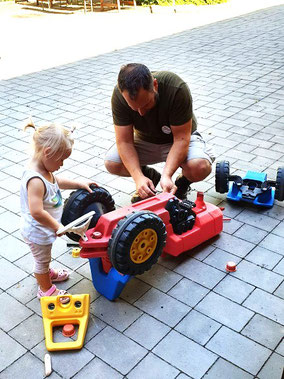 Spielzeug Traktor wird wieder repariert
