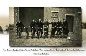 Zeven jongens met een fiets voor een oude boerderij.